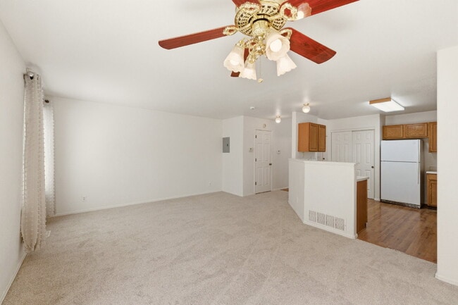 Building Photo - Very Nice 2 Bedroom, 2 1/2 Bath Townhome in Quail Run! Community Pool & Tennis Courts! Minutes To...