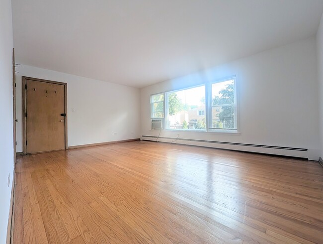 Building Photo - 2308 W Birchwood Ave