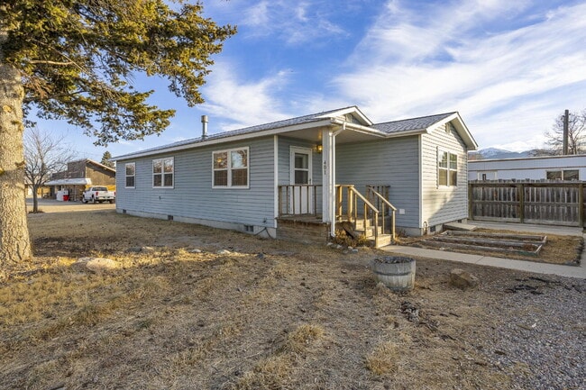 Building Photo - Cozy Living with Bonus Flex Space