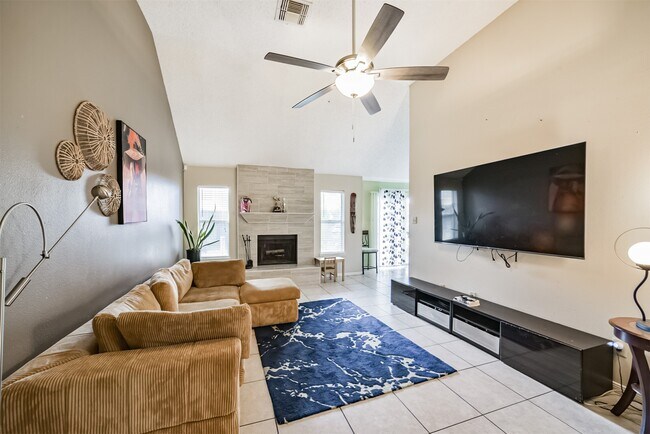 Building Photo - 15519 Montesa Dr