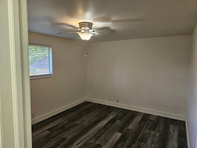 Building Photo - Roy Duplex