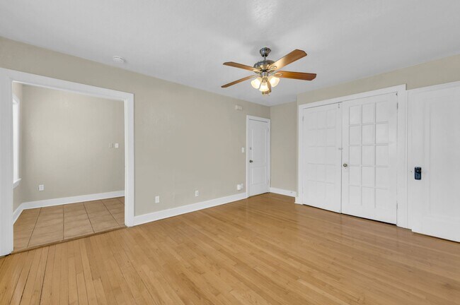 Interior Photo - 902 E 39th ST