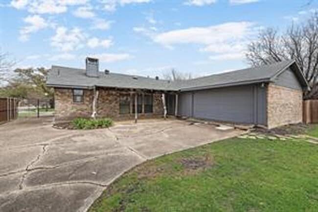 Building Photo - Charming Rowlett Retreat: Updated and Move in Ready