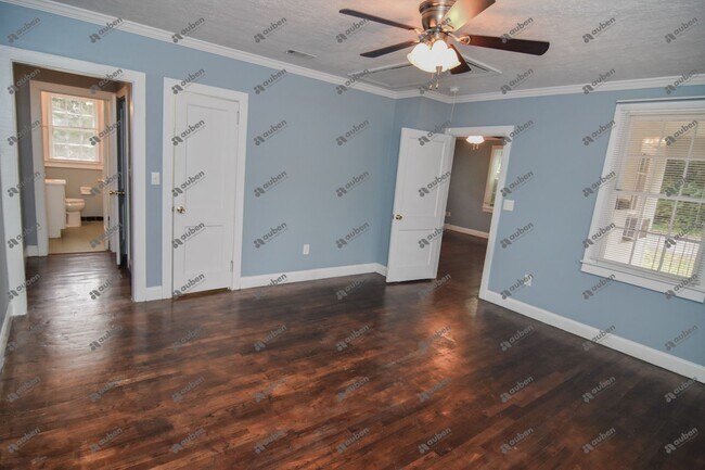 Building Photo - $900- Beautifully Updated 1-Bedroom, 1-Bathroom Duplex Unit