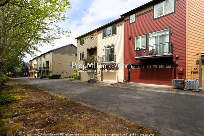 Building Photo - Spacious Three Bedroom Townhome in the Heart of Beaverton!