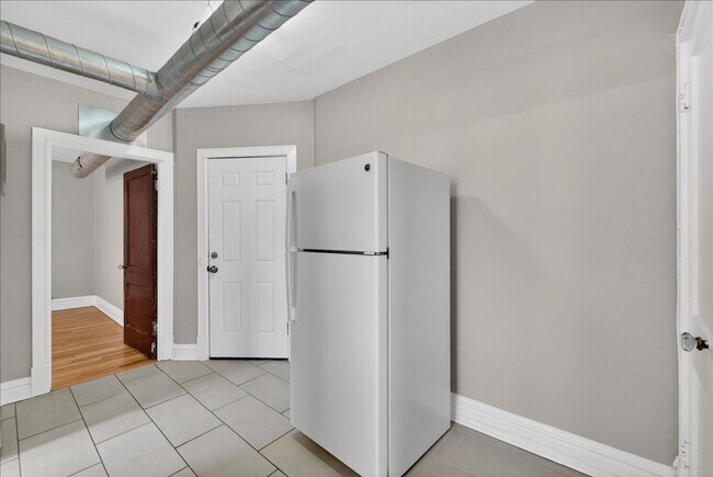 Building Photo - Meryl Wears Prada