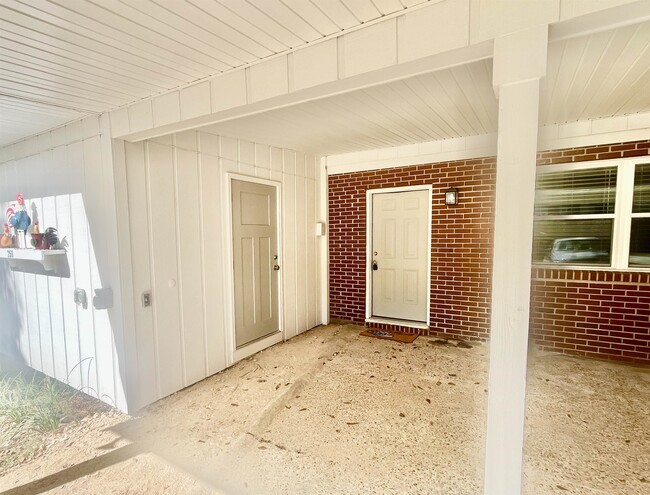 Building Photo - 685 S Waukeenah St