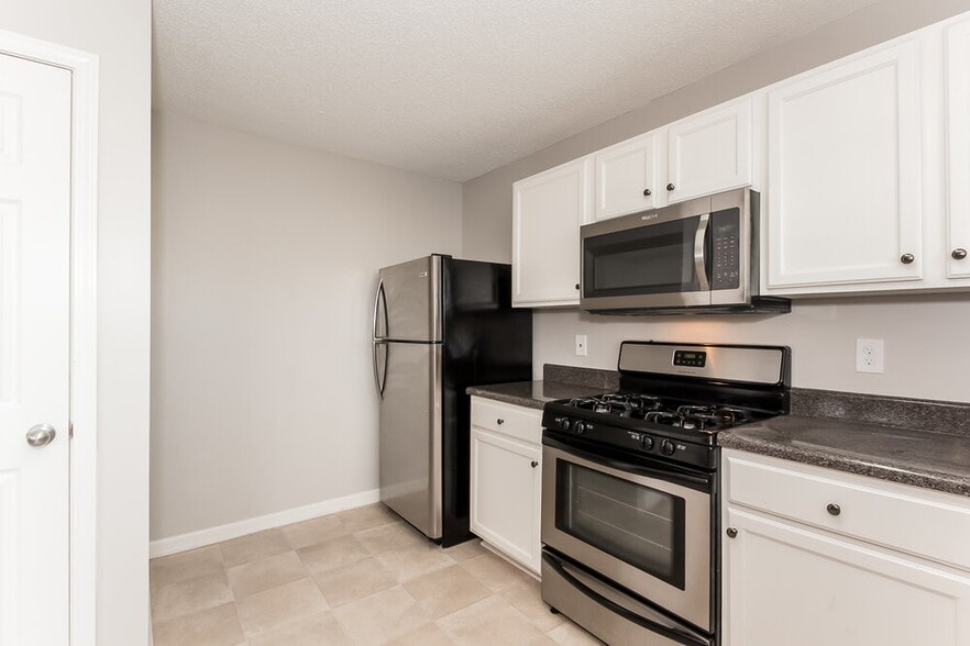 Building Photo - 1883 Roble Dr