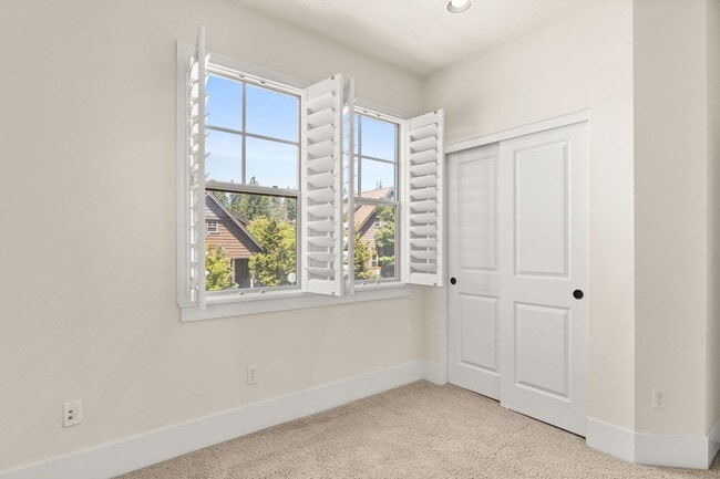 Building Photo - Must See! Luxury Townhome in West Sylvan Hills - Clubhouse/Pool/Garage!