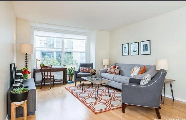 Building Photo - Lovely one bedroom, one bath condo, that has been recently updated with fresh paint.