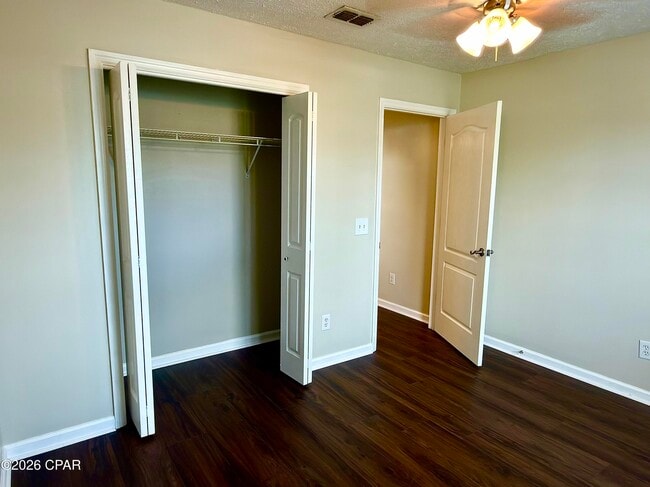 Building Photo - 425 Dolphin Dr