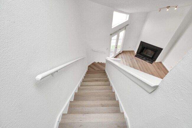 Building Photo - 10855 Meadowglen Ln