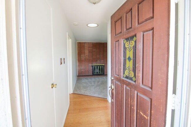 Building Photo - Unique Large Floor Plan for this 5 Bedroom in Laguna Lake