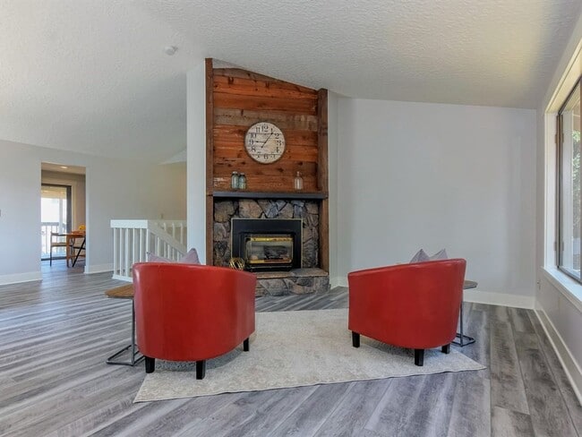 Building Photo - 4 Bedroom - Gated Community!