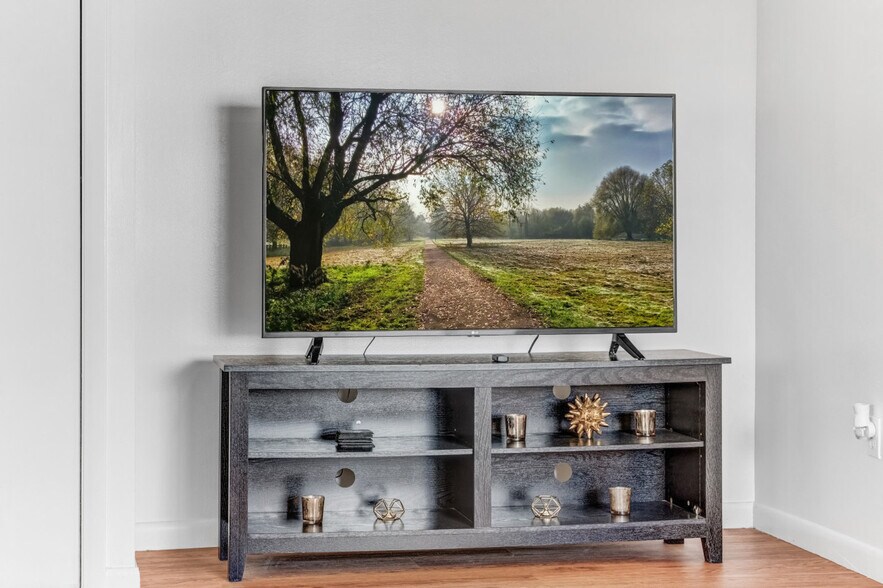 Building Photo - 1190 Oak St