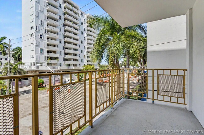 Building Photo - 1340 Lincoln Rd