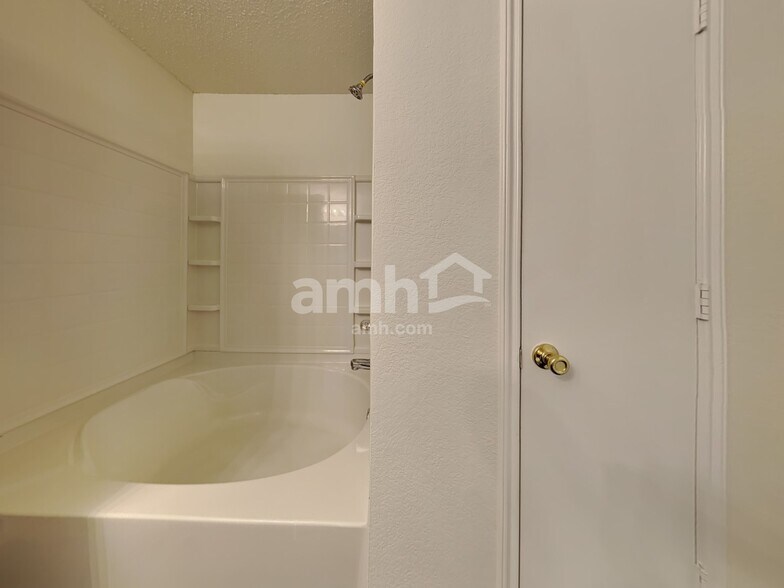 Building Photo - 5428 Kleberg Dr