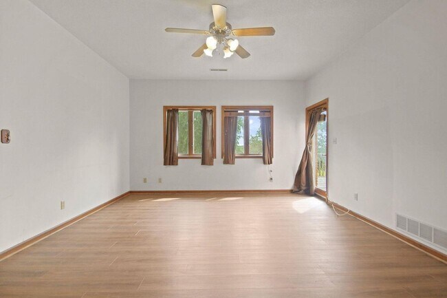 Building Photo - Private 3BR Brick Home with Scenic View