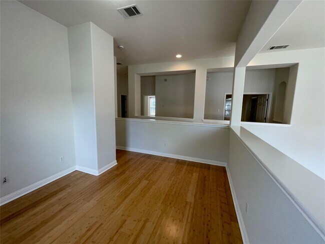 Building Photo - 10401 Yellowstone Dr