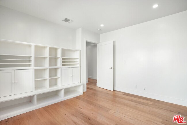 Building Photo - 564 N Arden Blvd