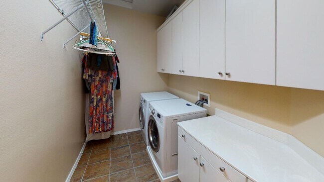 Building Photo - Desirable 3 Bedroom 3 Bathroom home in quiet neighborhood!