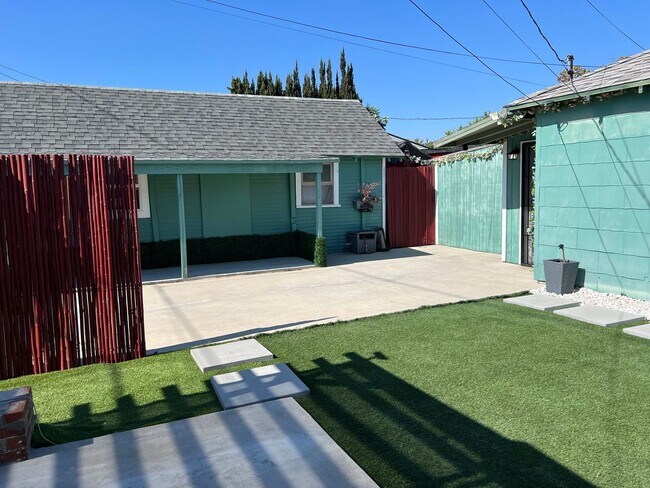 Building Photo - Charming Anaheim Cottage