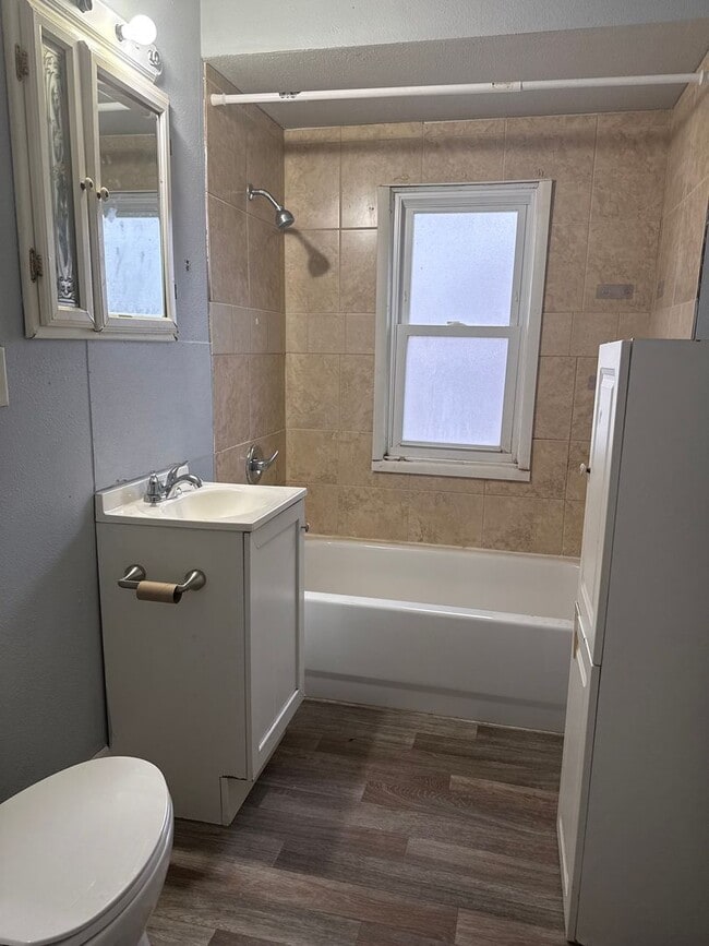 Building Photo - 1228 E Oak St