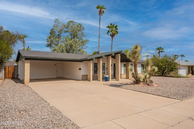 Building Photo - 3422 E Altadena Ave