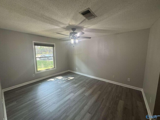 Building Photo - 2071 Woodlawn Dr SW
