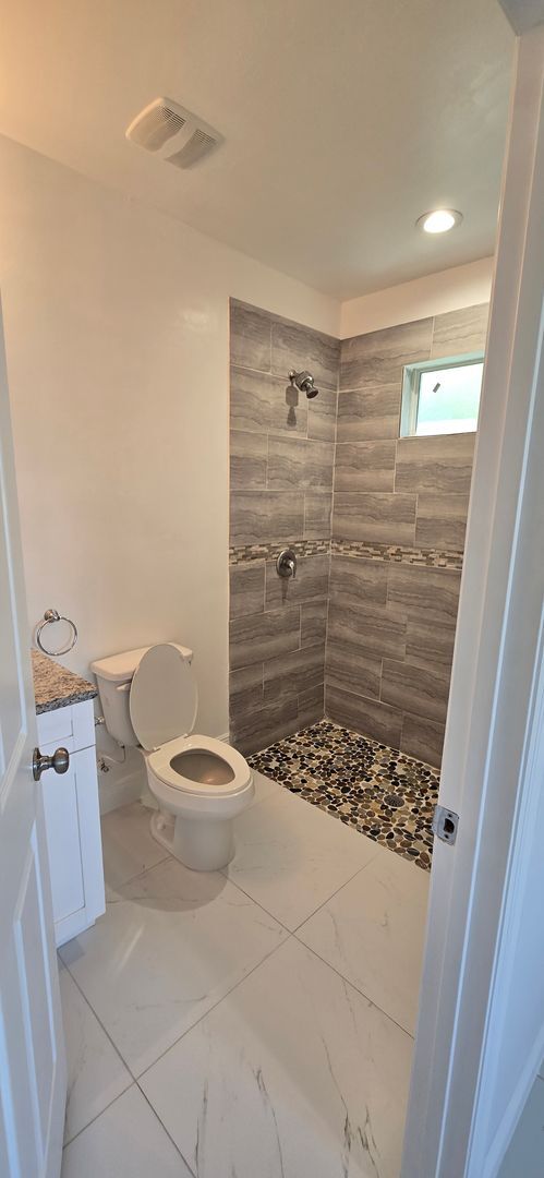 Building Photo - Newer Three Bedroom, 2 Bath, 1 Car garage-...