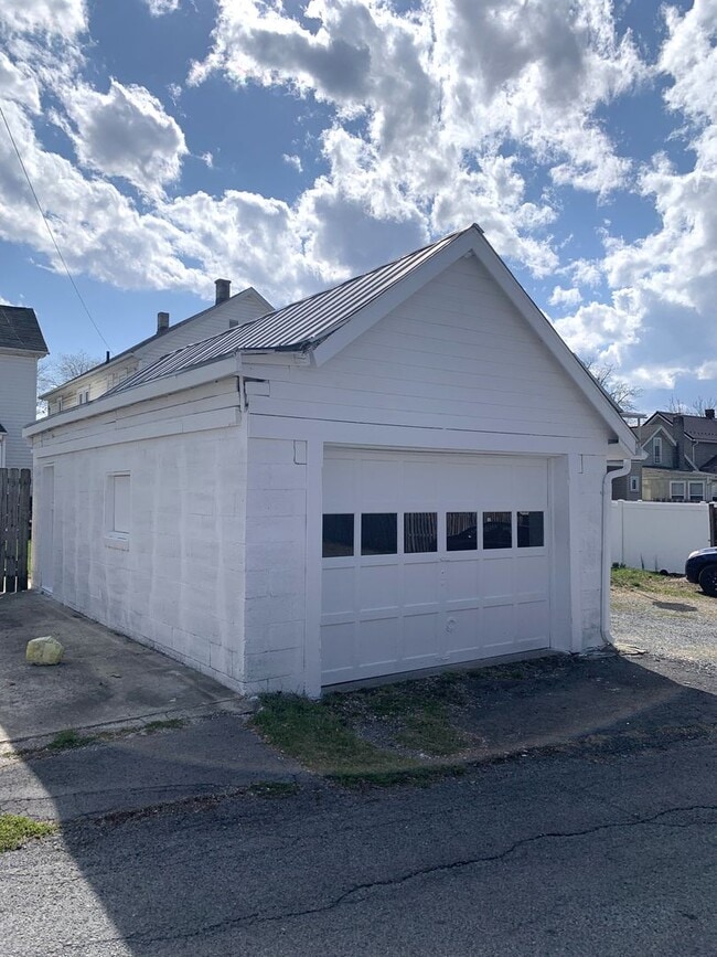 Building Photo - Spacious single family home with 3 beds/2 ...