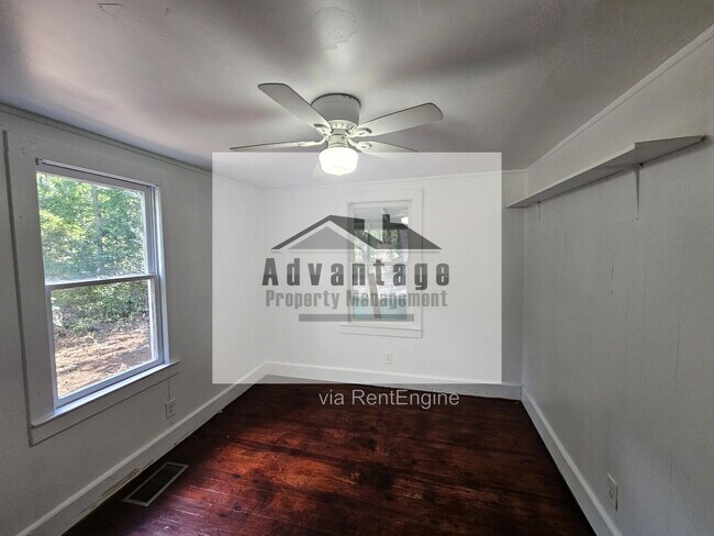 Building Photo - 418 E Brooks Ave