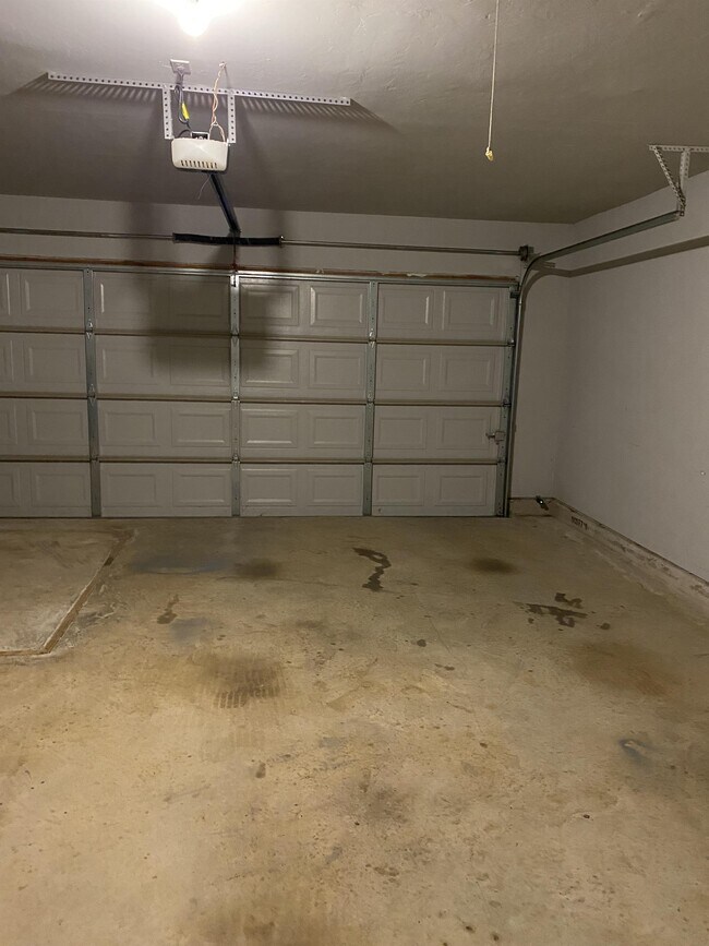 Building Photo - 10240 Hidden Village Dr