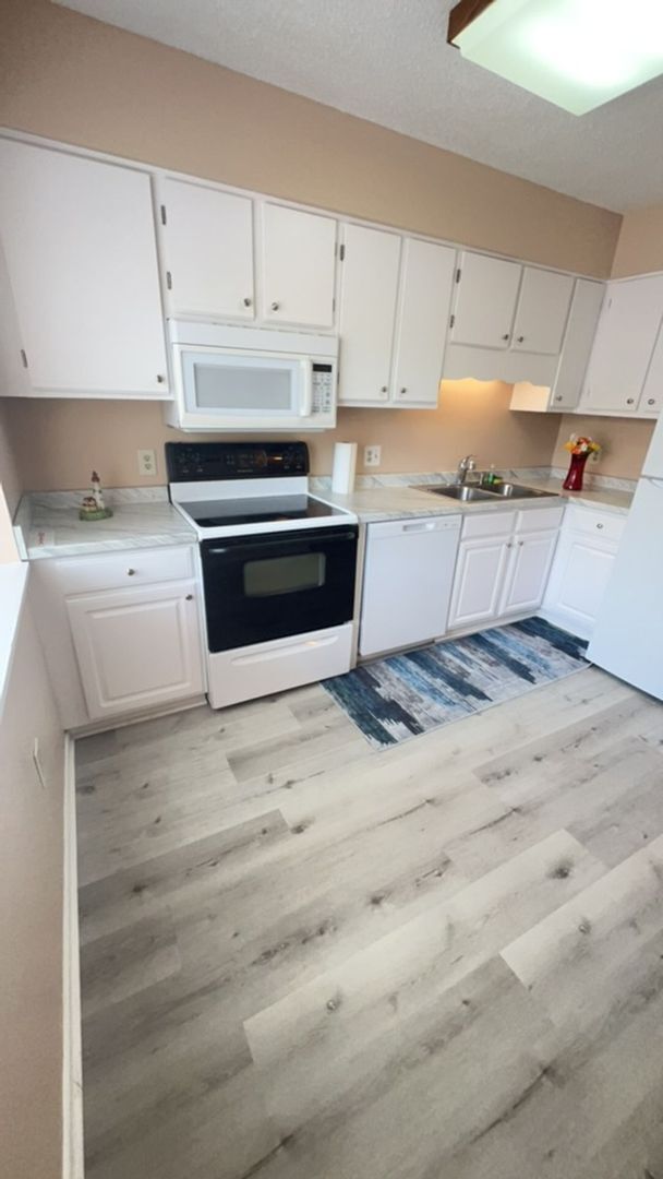 Building Photo - 2BR/2.5BA Townhome