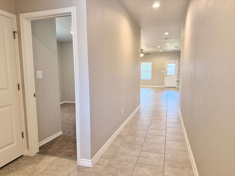 Building Photo - 7742 Lariat Toss Dr