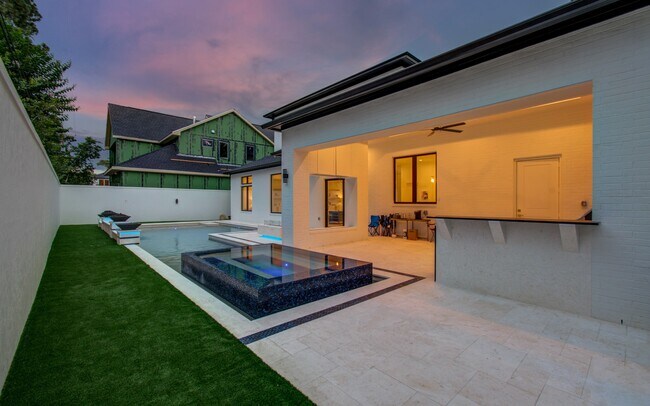 Building Photo - 13034 Memorial Dr