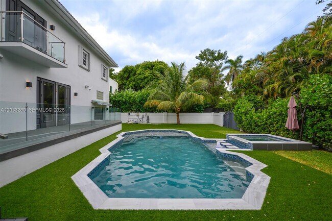 Building Photo - 1209 NE 96th St