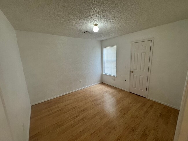 Building Photo - 3 bedroom, 2 bath 2 car garage home for re...