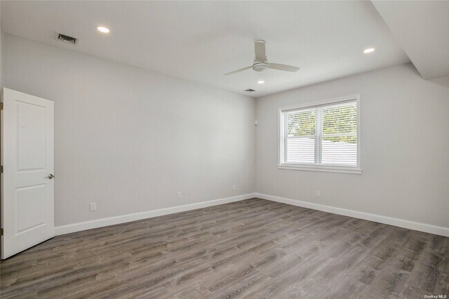 Building Photo - 534 Bellmore Rd