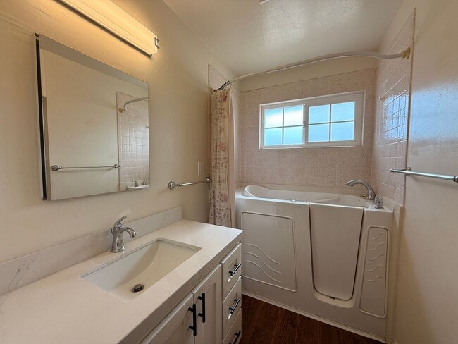 Building Photo - Spacious 3BR/2BA Home with A/C, Heat, Garage & Backyard in Imperial Beach!