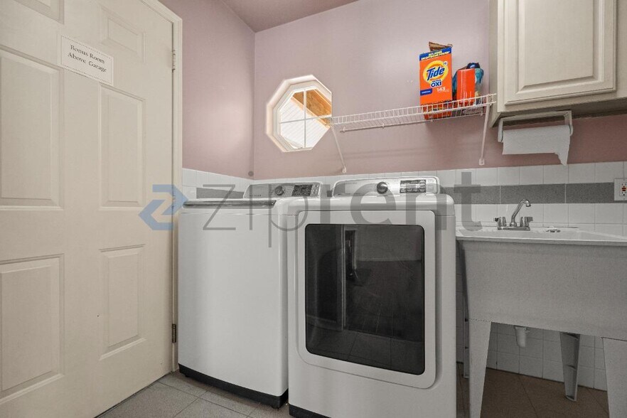 Building Photo - Unit