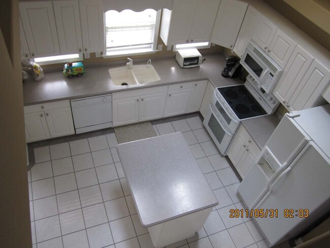 Building Photo - 3 bedroom 3 bath with Fenced in Yard in Ta...