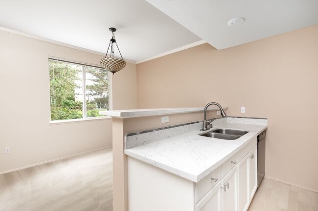 Building Photo - Beautifully Updated 2 Bedroom 2 Bath Sammamish Condo in Sundance at Klahanie!