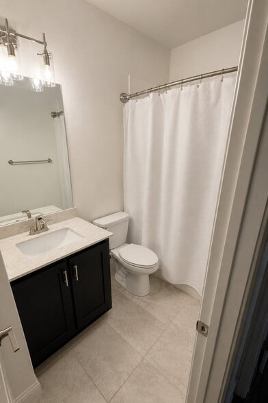 Building Photo - 547 Concho St