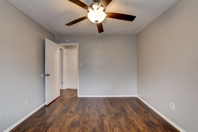 Building Photo - 2 bed/ 1 bath Located Next to Major Highways!