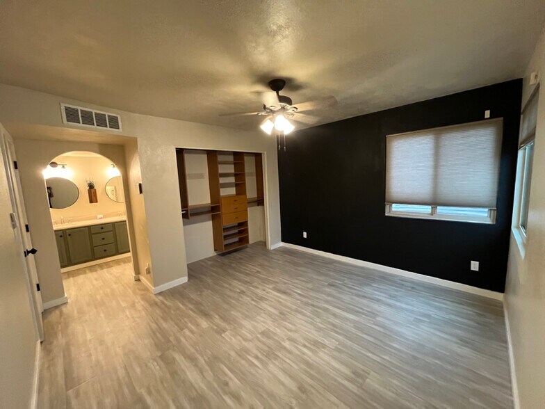Building Photo - 4560 W Dunn Pl