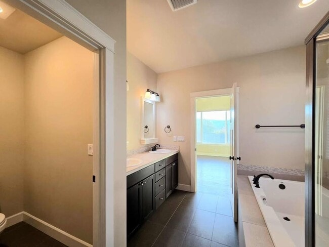 Building Photo - Large 3 bedroom, 3 bath newer build in sought after East Wenatchee neighborhood!