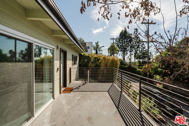 Building Photo - 2042 Sanborn Ave