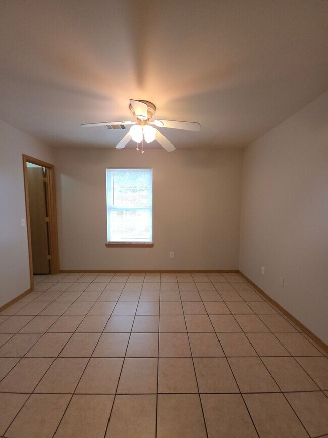 Building Photo - 1109 S Oswego Ave