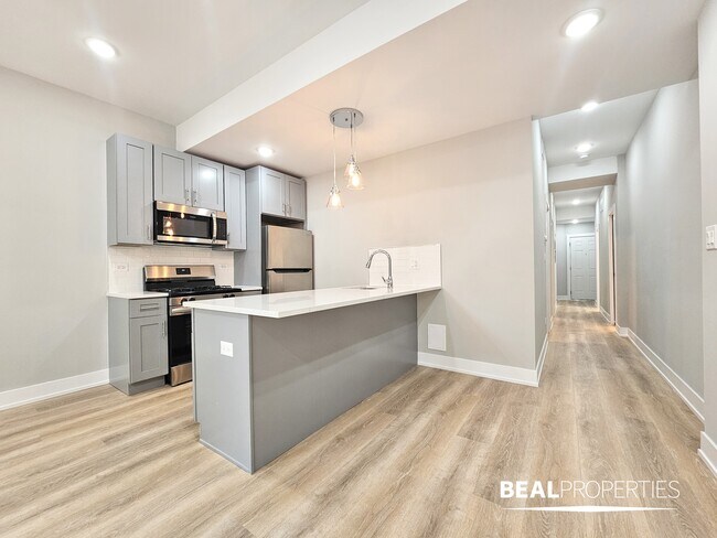 Building Photo - 438 W Belden Ave